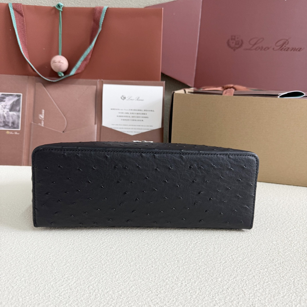 L0r0 P1ana Extra Pocket L27 Ostrich-grained Leather 16x27x10cm