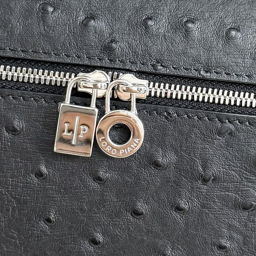 L0r0 P1ana Extra Pocket L27 Ostrich-grained Leather 16x27x10cm
