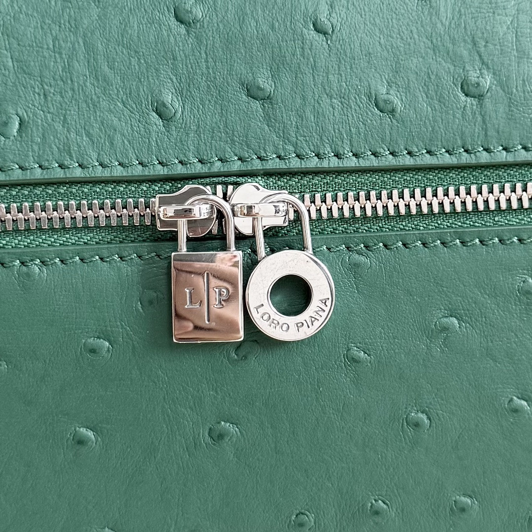 L0r0 P1ana Extra Pocket L27 Ostrich-grained Leather 16x27x10cm