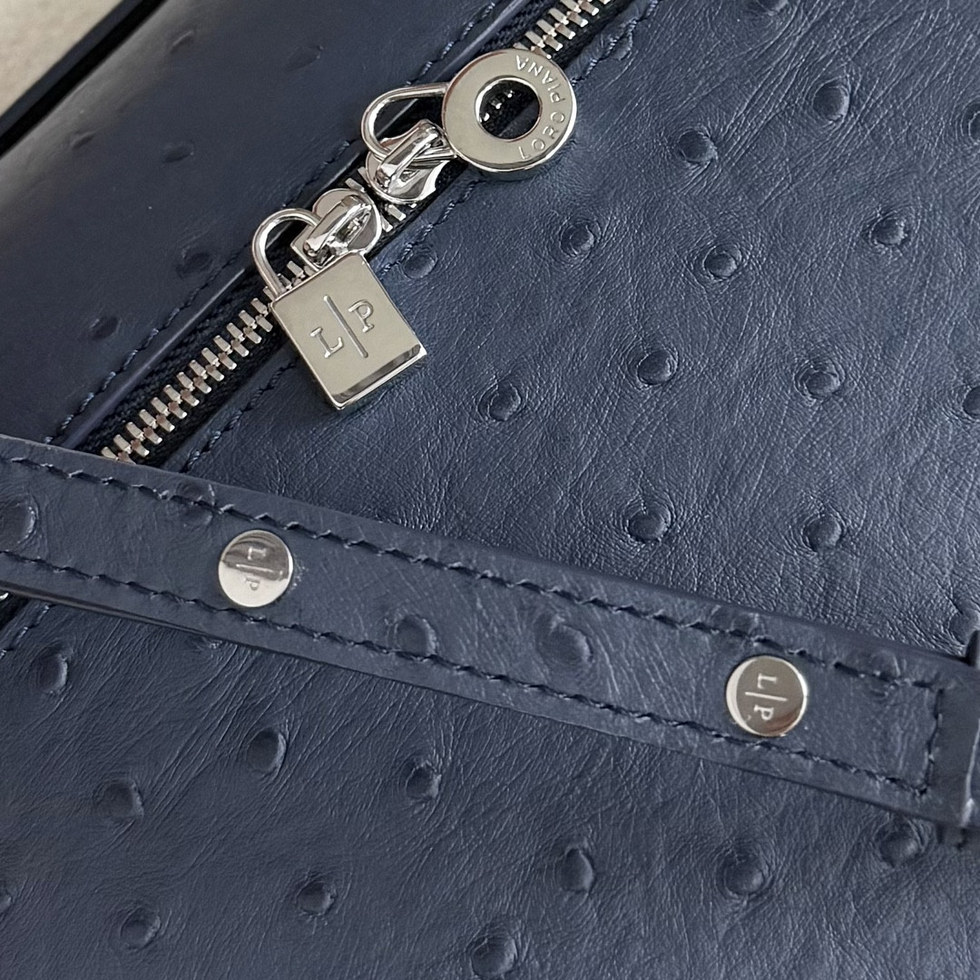 L0r0 P1ana Extra Pocket L27 Ostrich-grained Leather 16x27x10cm