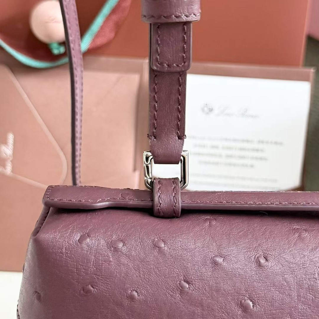 L0r0 P1ana Extra Pocket L27 Ostrich-grained Leather 16x27x10cm