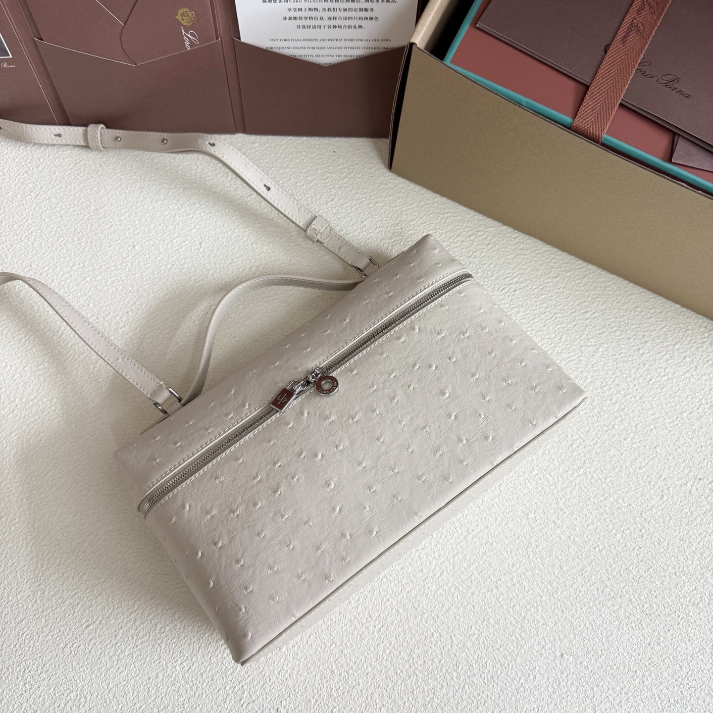 L0r0 P1ana Extra Pocket L27 Ostrich-grained Leather 16x27x10cm