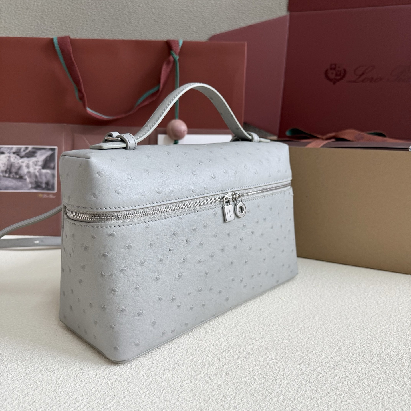 L0r0 P1ana Extra Pocket L27 Ostrich-grained Leather 16x27x10cm