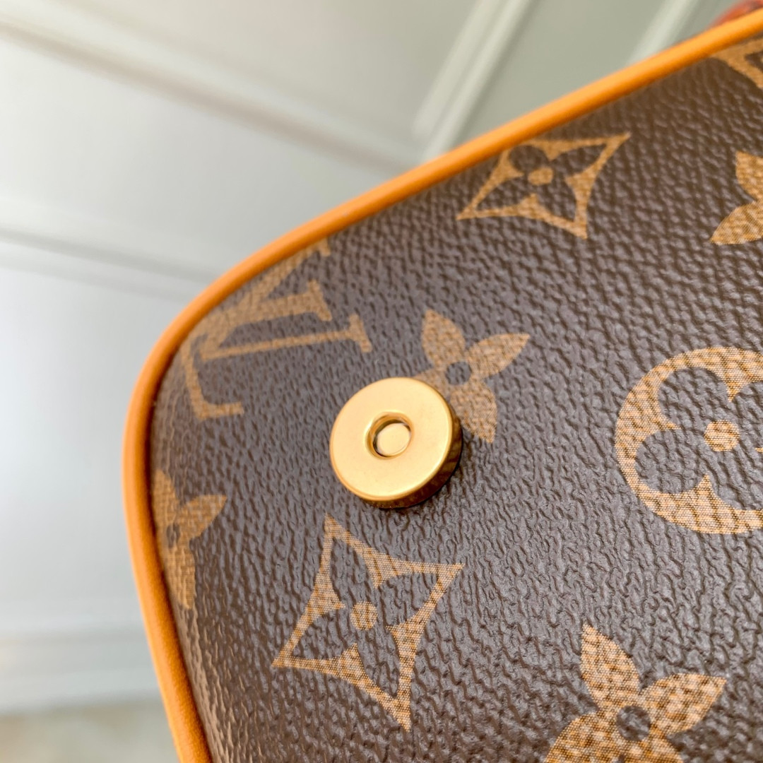 LV Satchel Wearable Wallet M26805 19.5x15x6cm