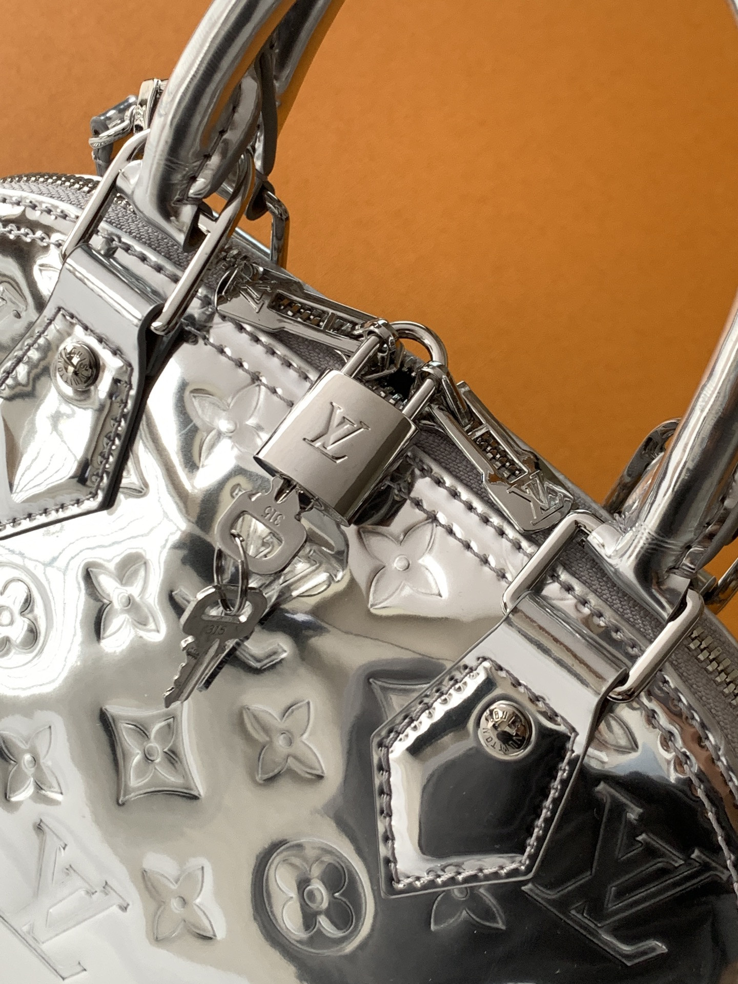 LV Alma BB M26335 23.5x17.5x11.5cm