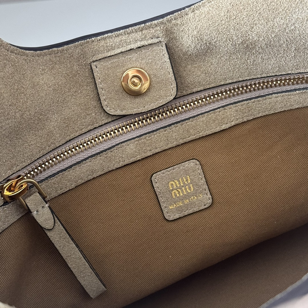 Miu Miu Leather Handbag 20x25.5x13cm