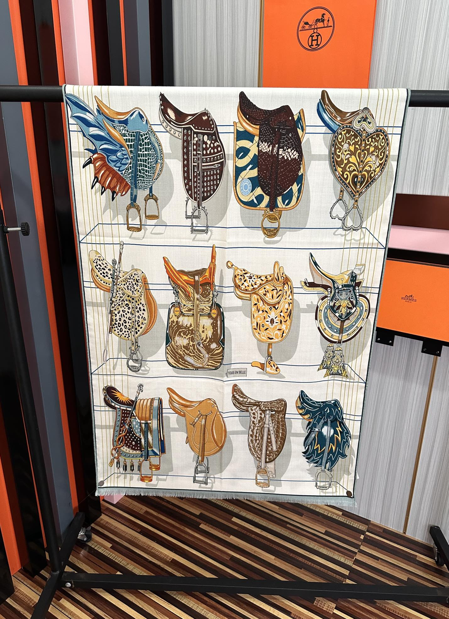 H**me5 scarf 65x185cm