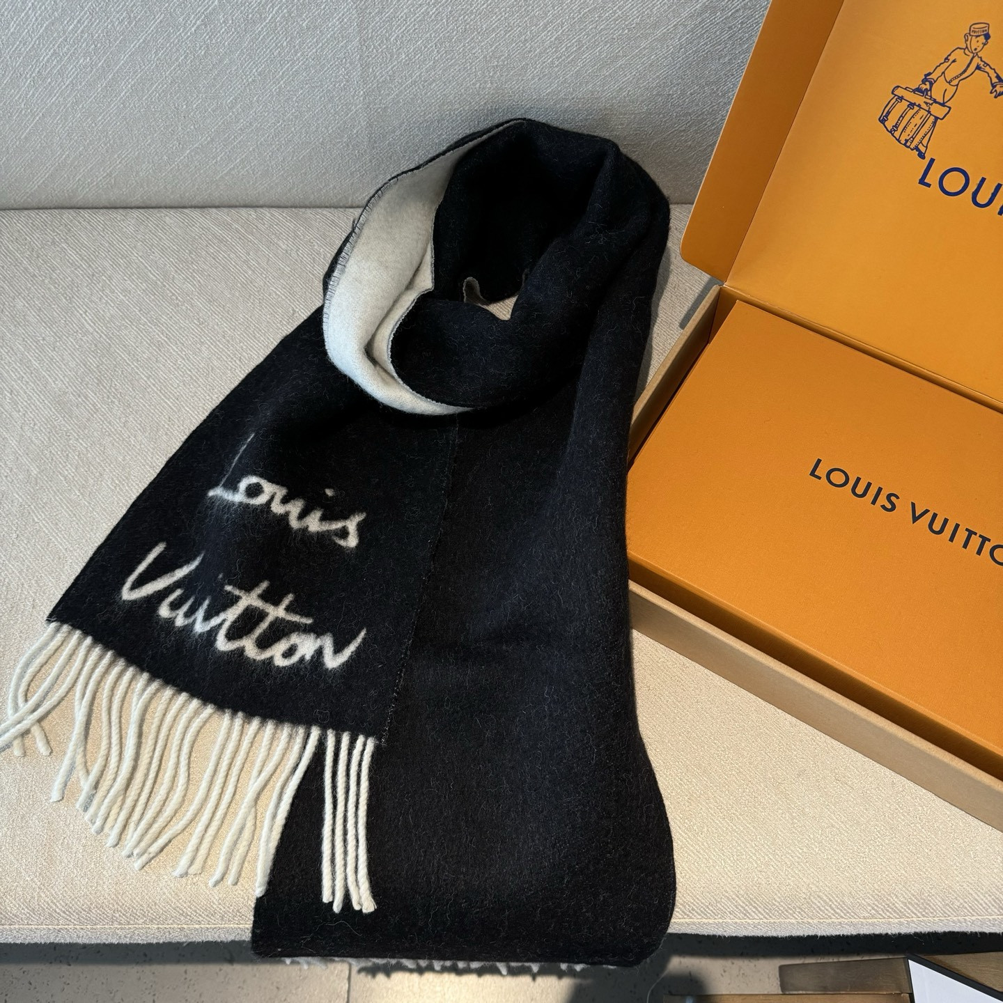 Louis Vuitton scarf 25x220cm