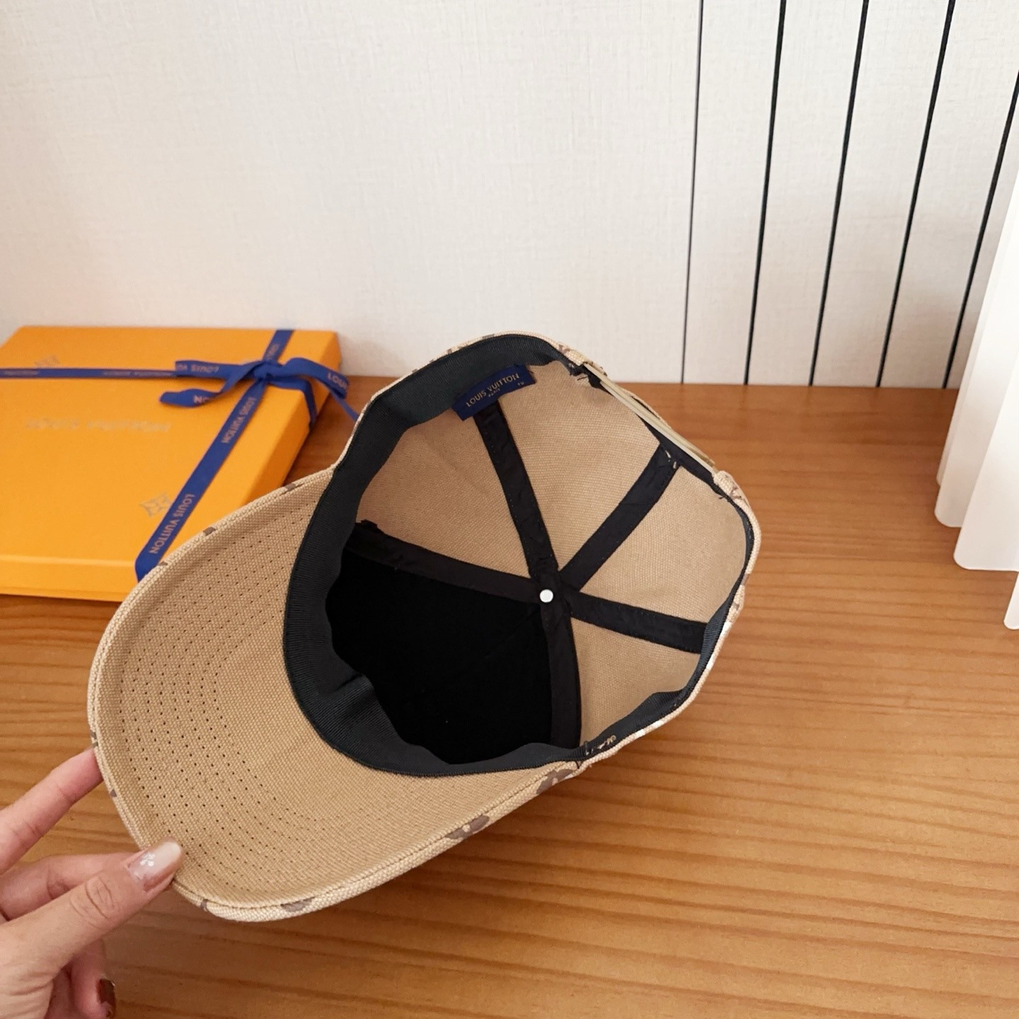 l0vis Vvtt0n baseball cap