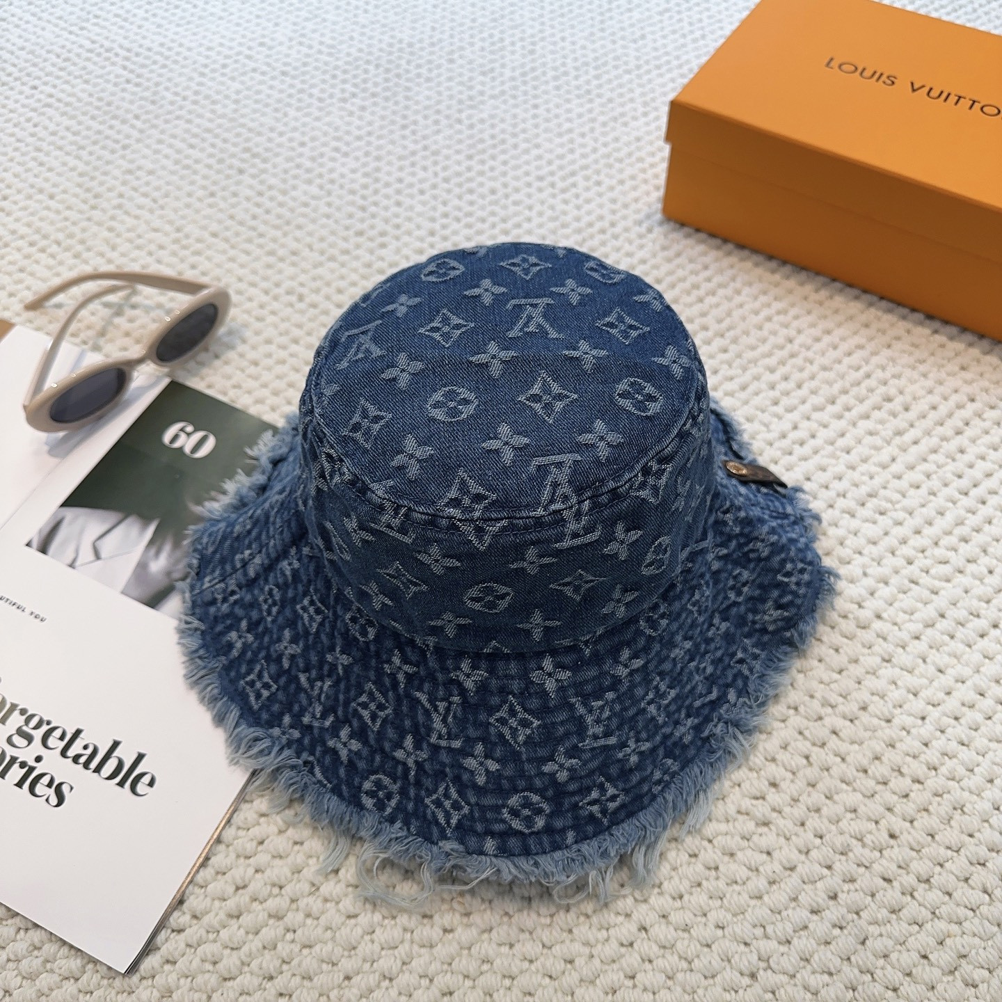 l0vis Vvtt0n bucket hat