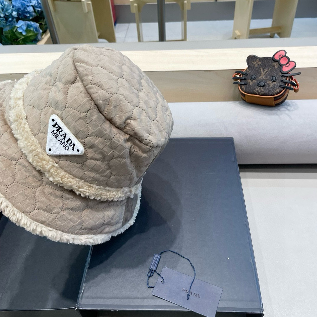 Pra*a bucket hat