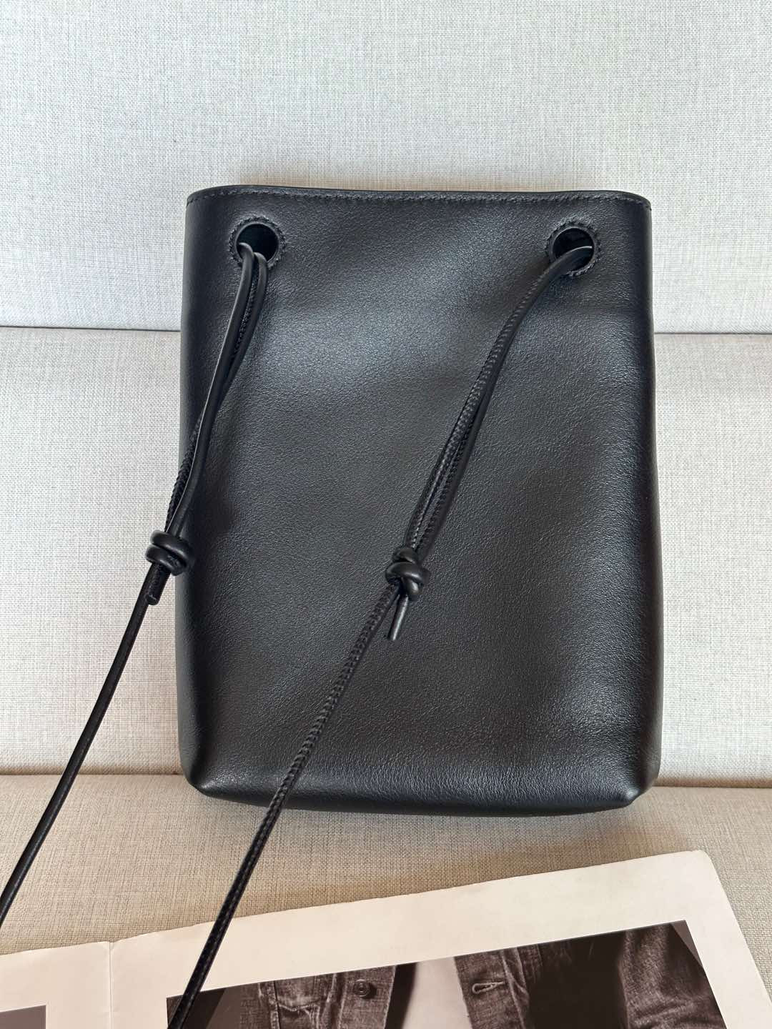 L0ew* Pebble Pouch in Smooth Calfskin 21.5x17x7cm