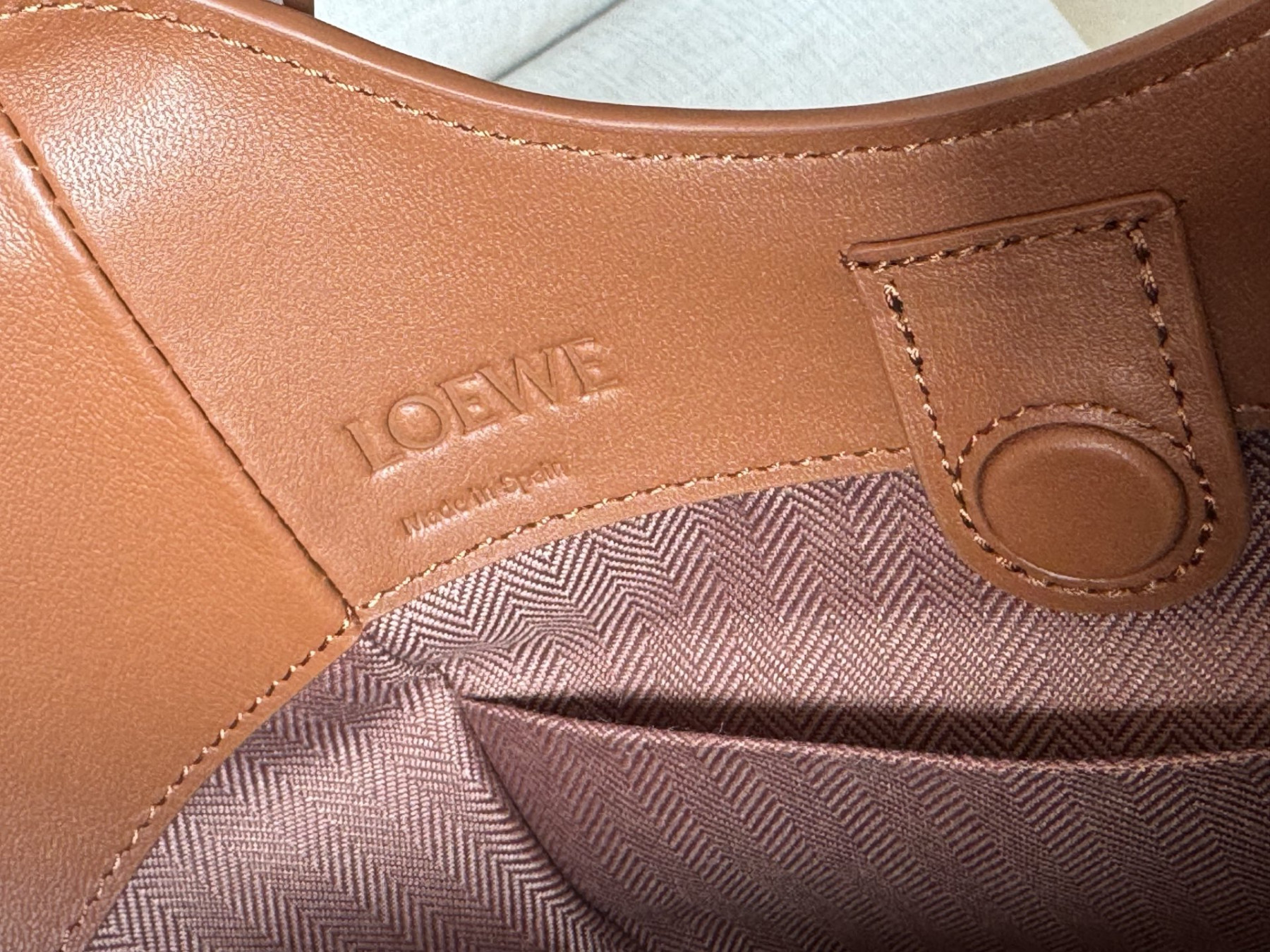 L0ew* Hammock Flip Bag in Classic Calfskin No Pendant 21x15x22.5cm