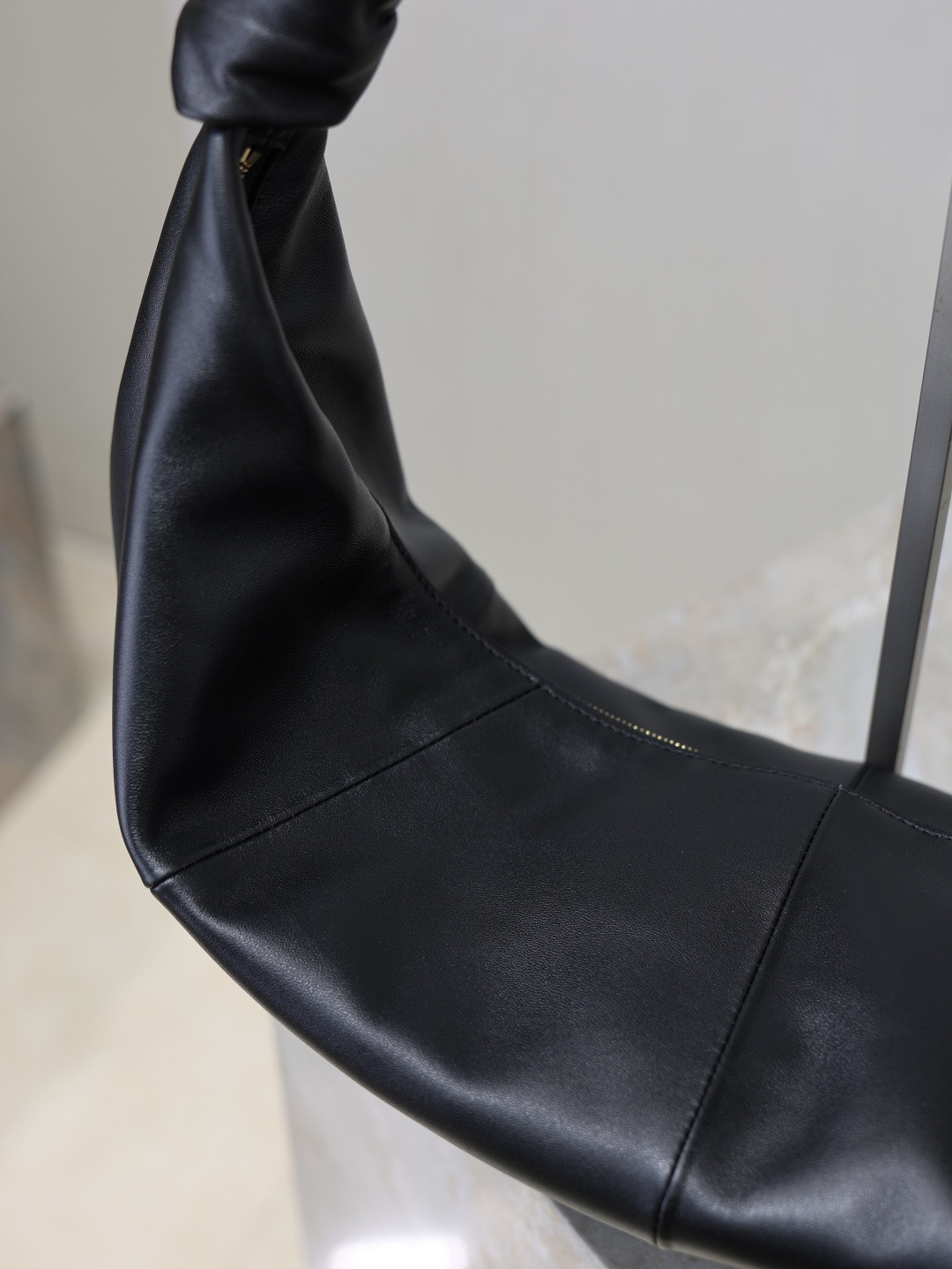 Y51 AMALIA Hobo in Lambskin 23-62x28x4cm