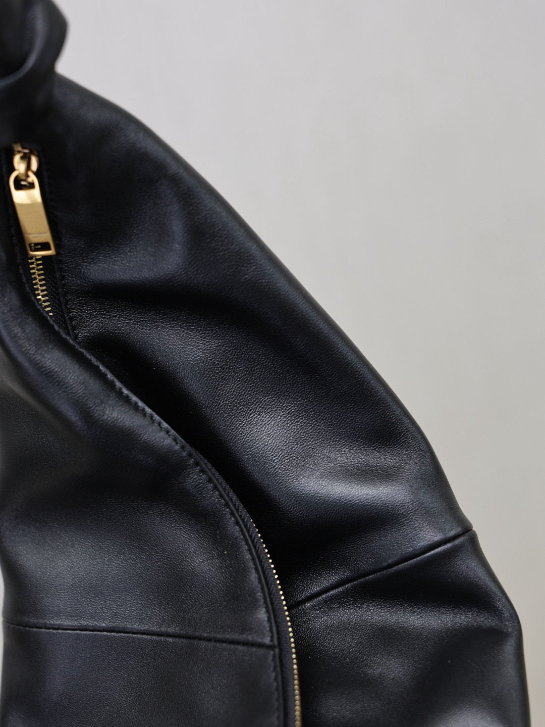 Y51 AMALIA Hobo in Lambskin 23-62x28x4cm