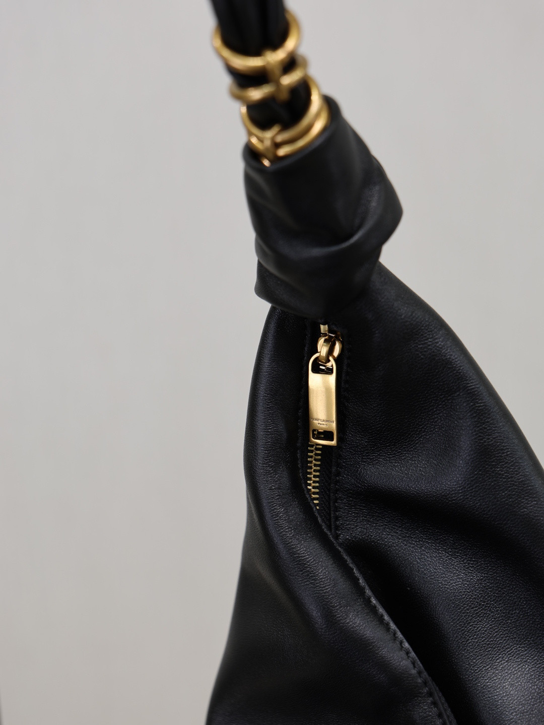 Y51 AMALIA Hobo in Lambskin 23-62x28x4cm