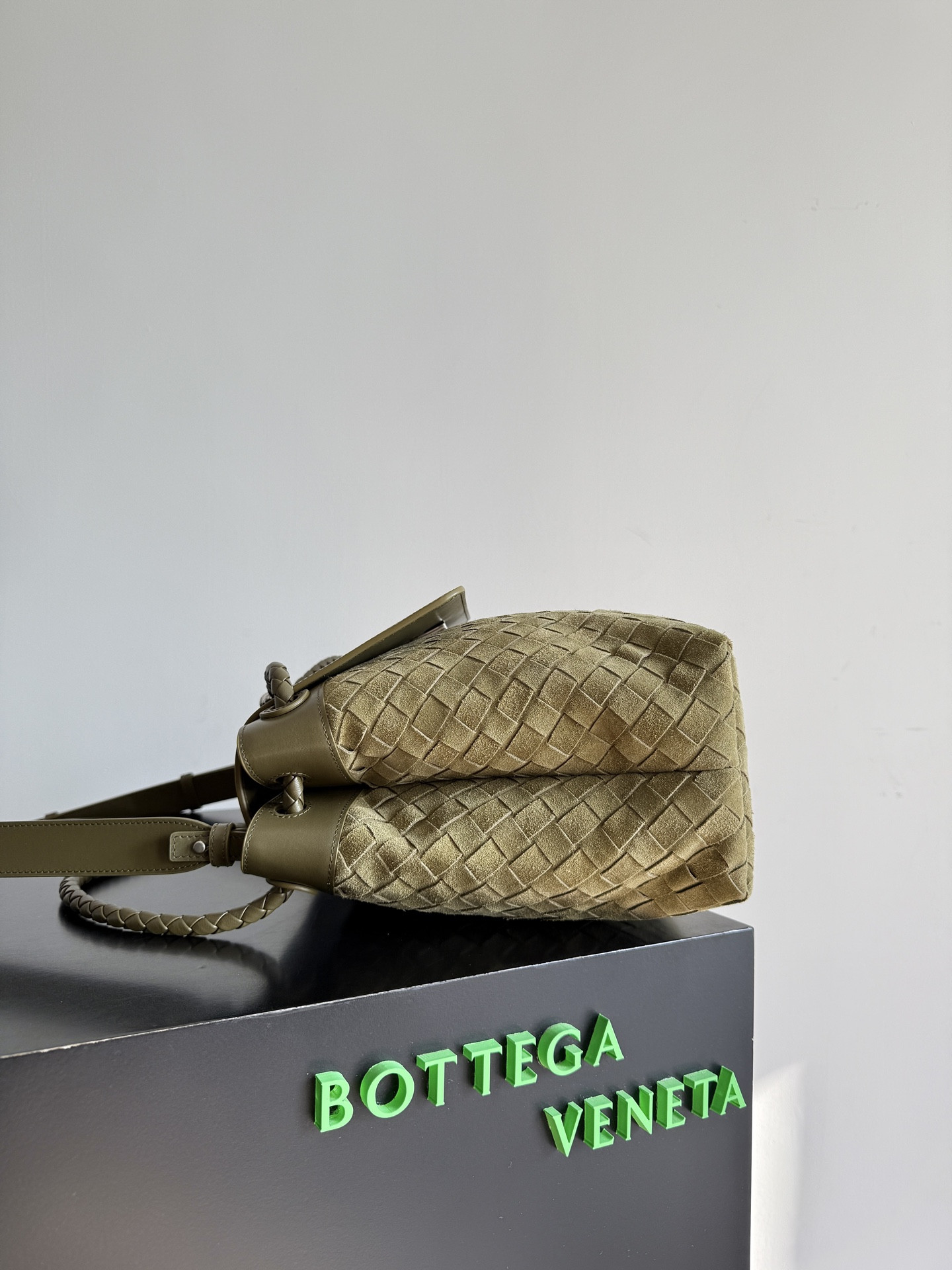 Bottega Veneta Andiamo Messenger 26x37x13cm