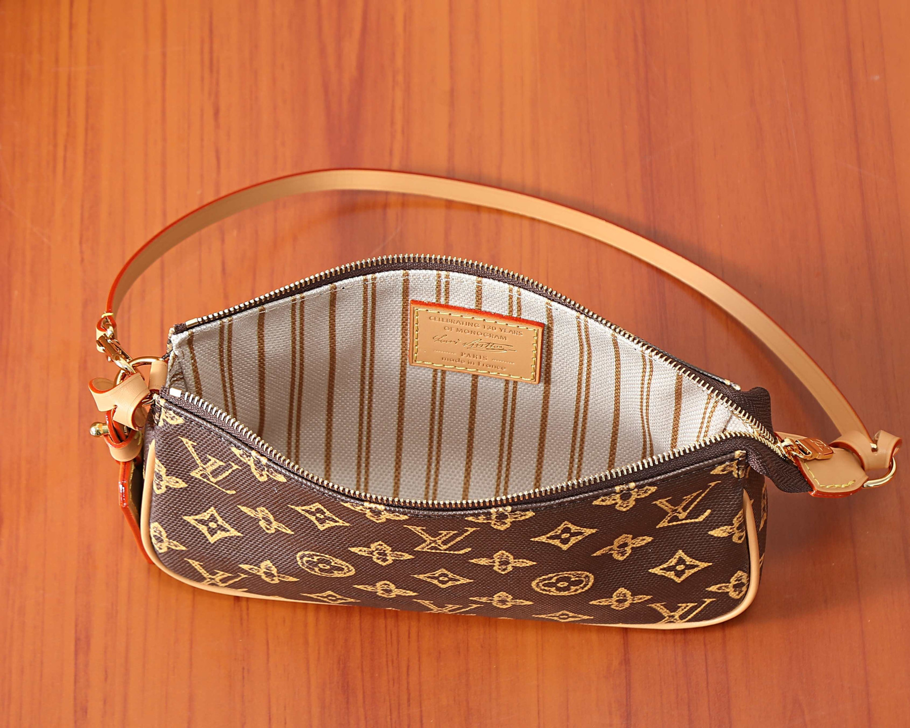 LV Pochette Accessoires M27718 23.5x13.5x4cm