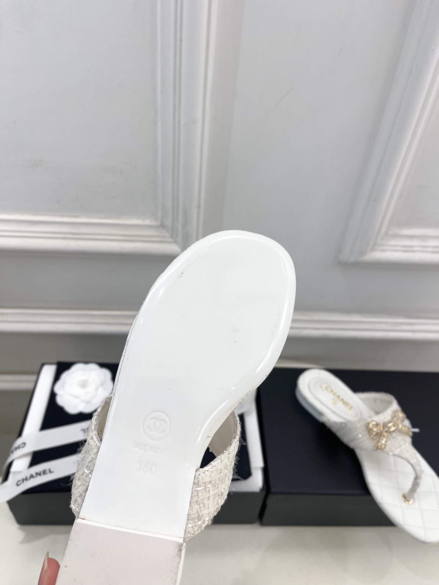 ua Ch**el thongs sandals