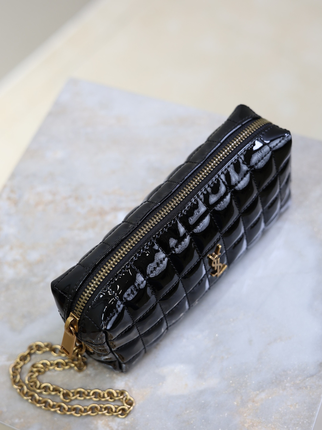 Y51 cassandre matelassÉ carrÉ pouch on chain in shiny 18.5x8.5x4cm