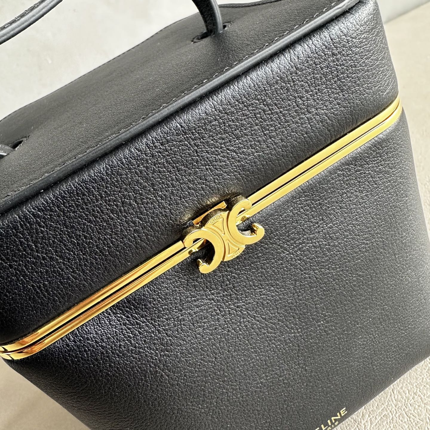 ce1i*e small triomphe frame in S*pple calfskin 12.5x12.5x12.5cm
