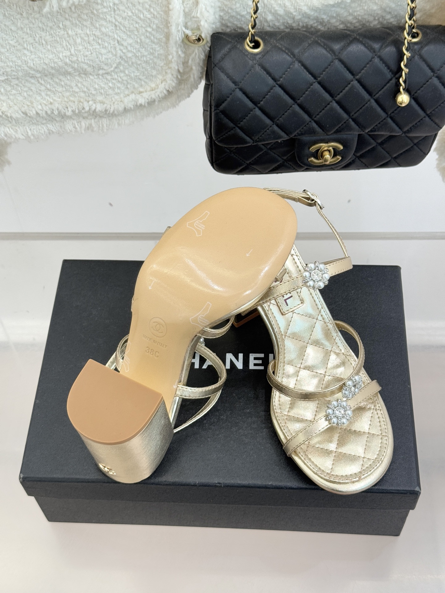 ua Ch**el sandals