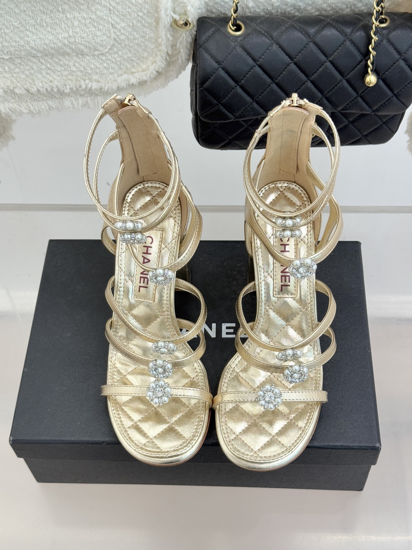 ua Ch**el sandals