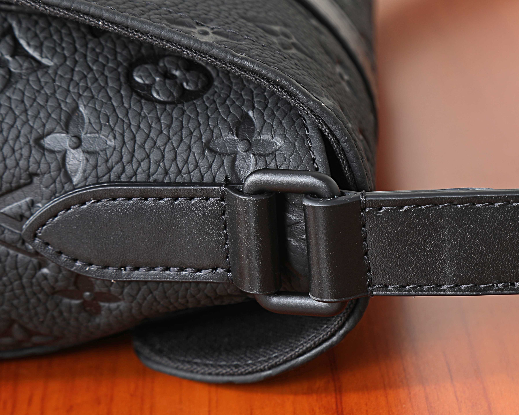 LV CHRISTOPHER Messenger Bag M28324 29x25x9cm