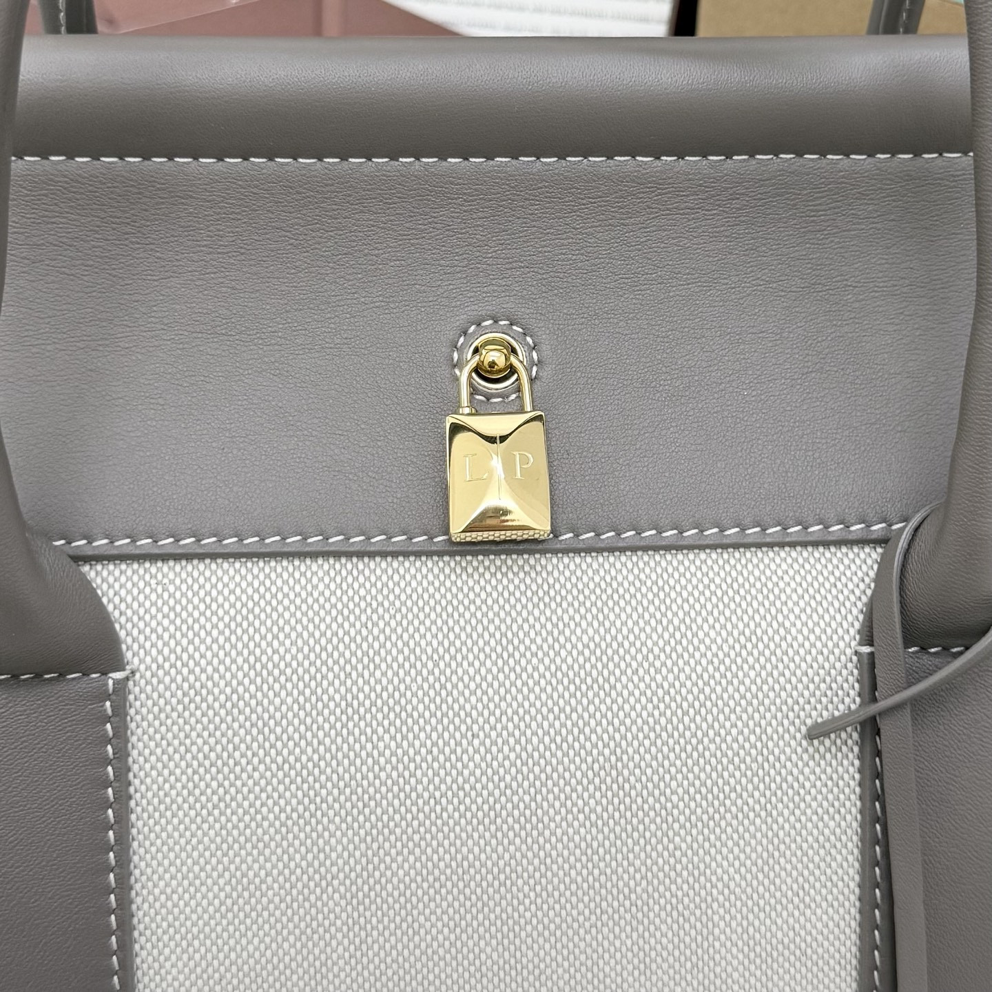 L0r0 P1ana loom bag l32 grained calfskin 33 x 23 x 18 cm