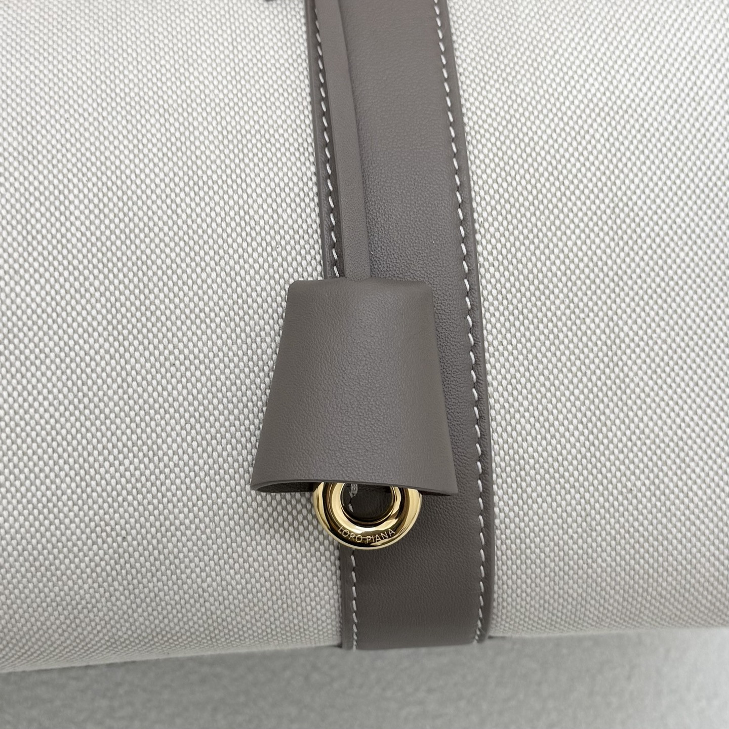 L0r0 P1ana loom bag l32 grained calfskin 33 x 23 x 18 cm