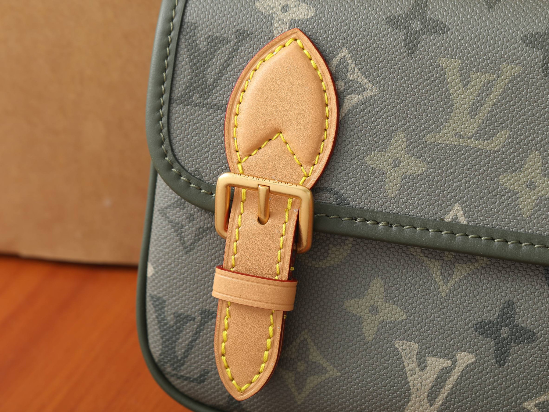 LV Satchel Wearable Wallet M26969 19.5x15x6cm