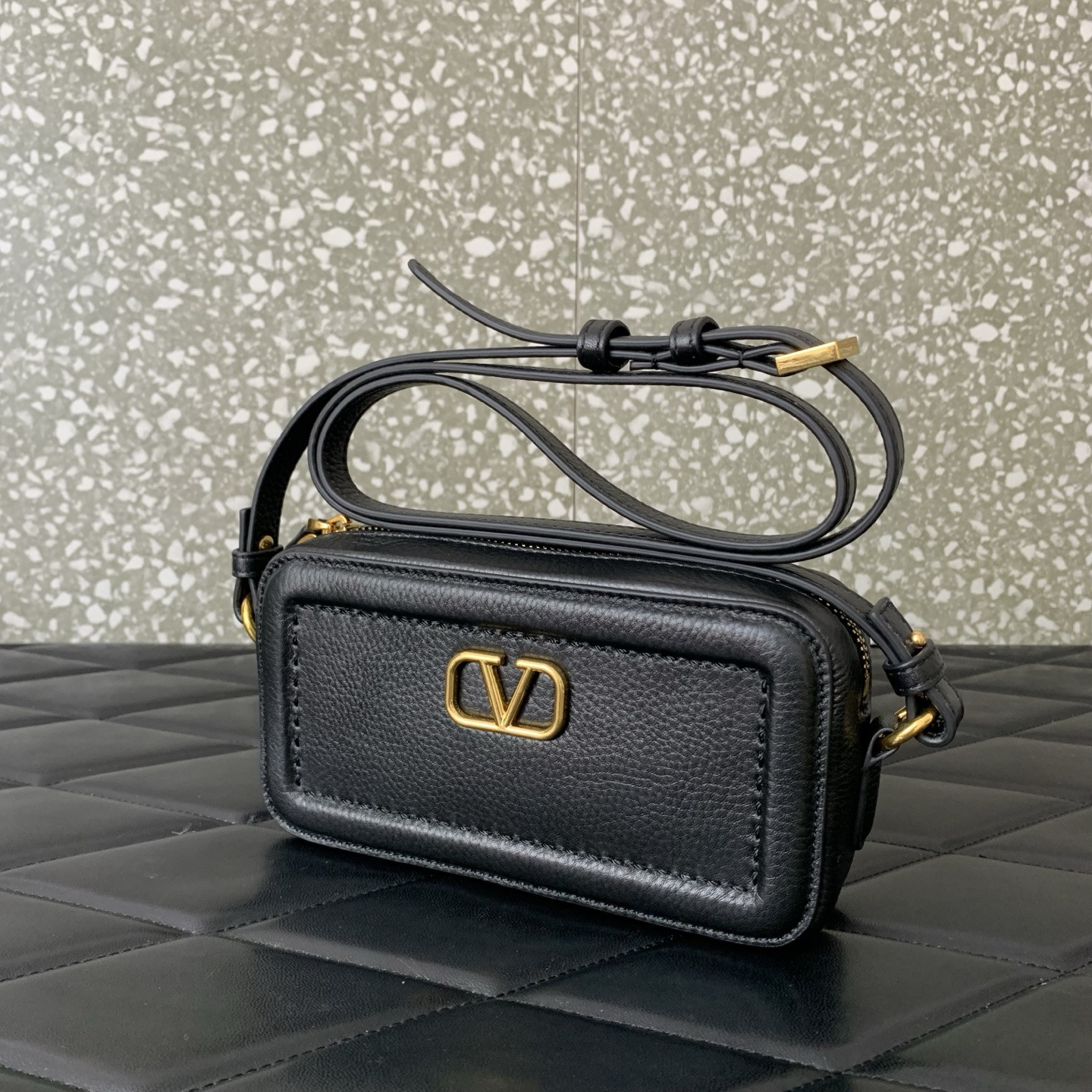 Va1e*ntin0 Garavani Alltime Mini Camera Bag 19x10x5cm