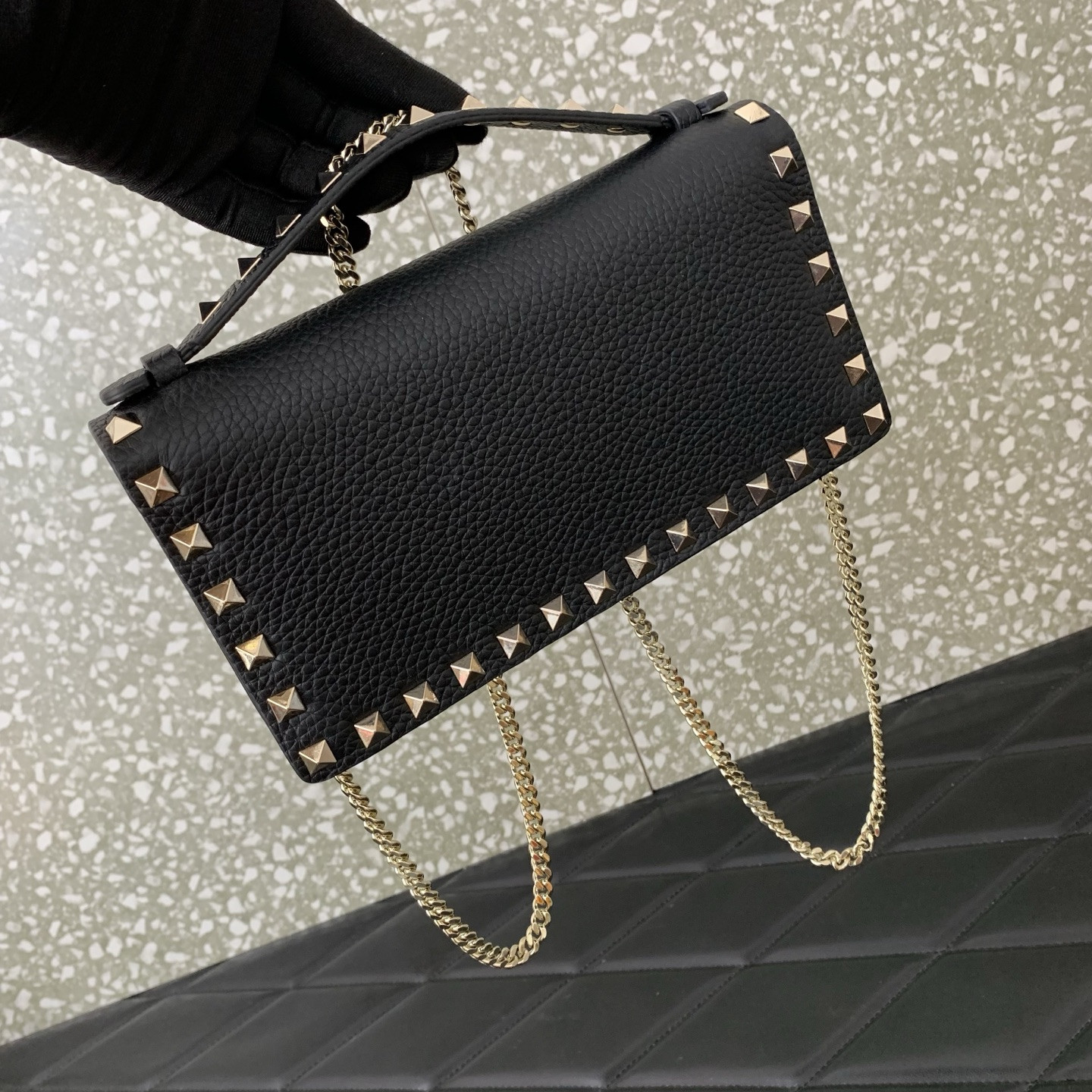 Va1e*ntin0 Garavani Rockstud Chain Wallet 21x10.5x4cm