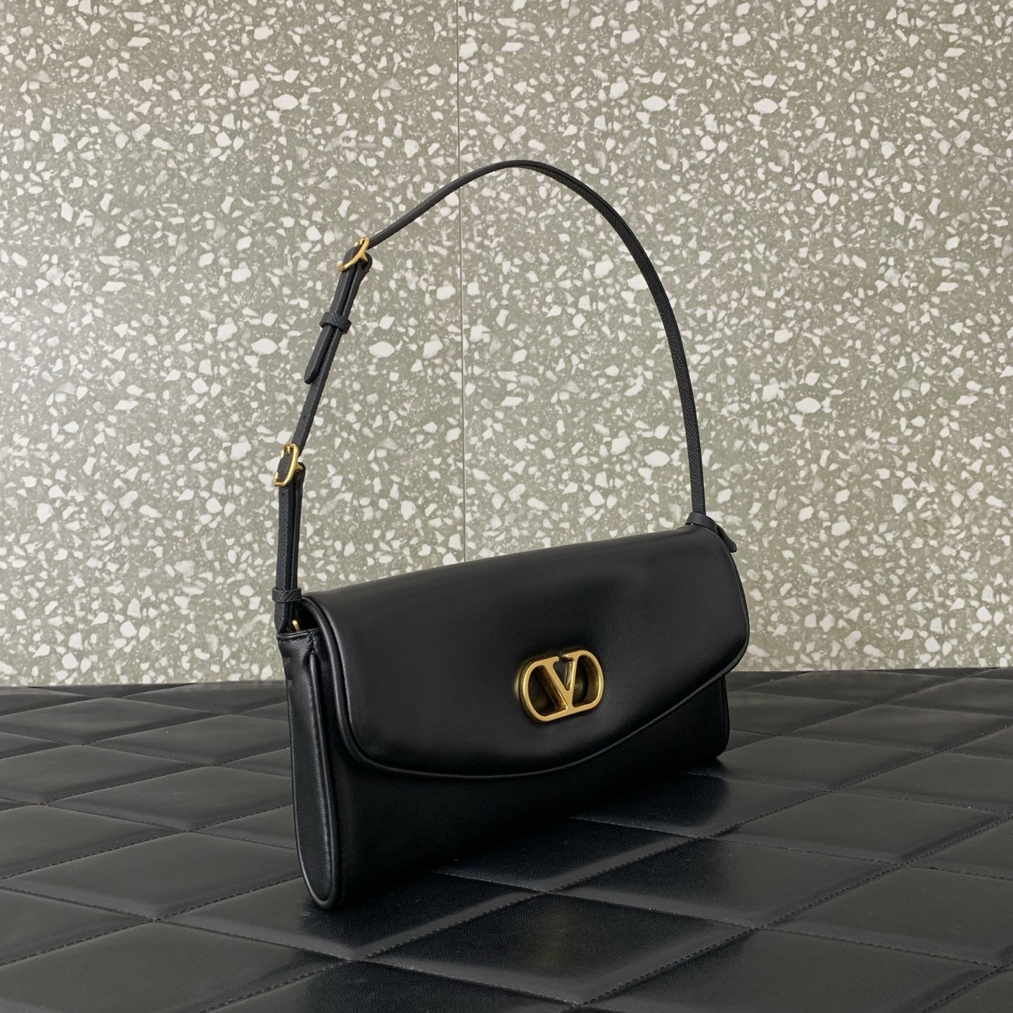 Va1e*ntin0 Garavani Devain Small Nappa Shoulder Bag 23.5x12x3cm