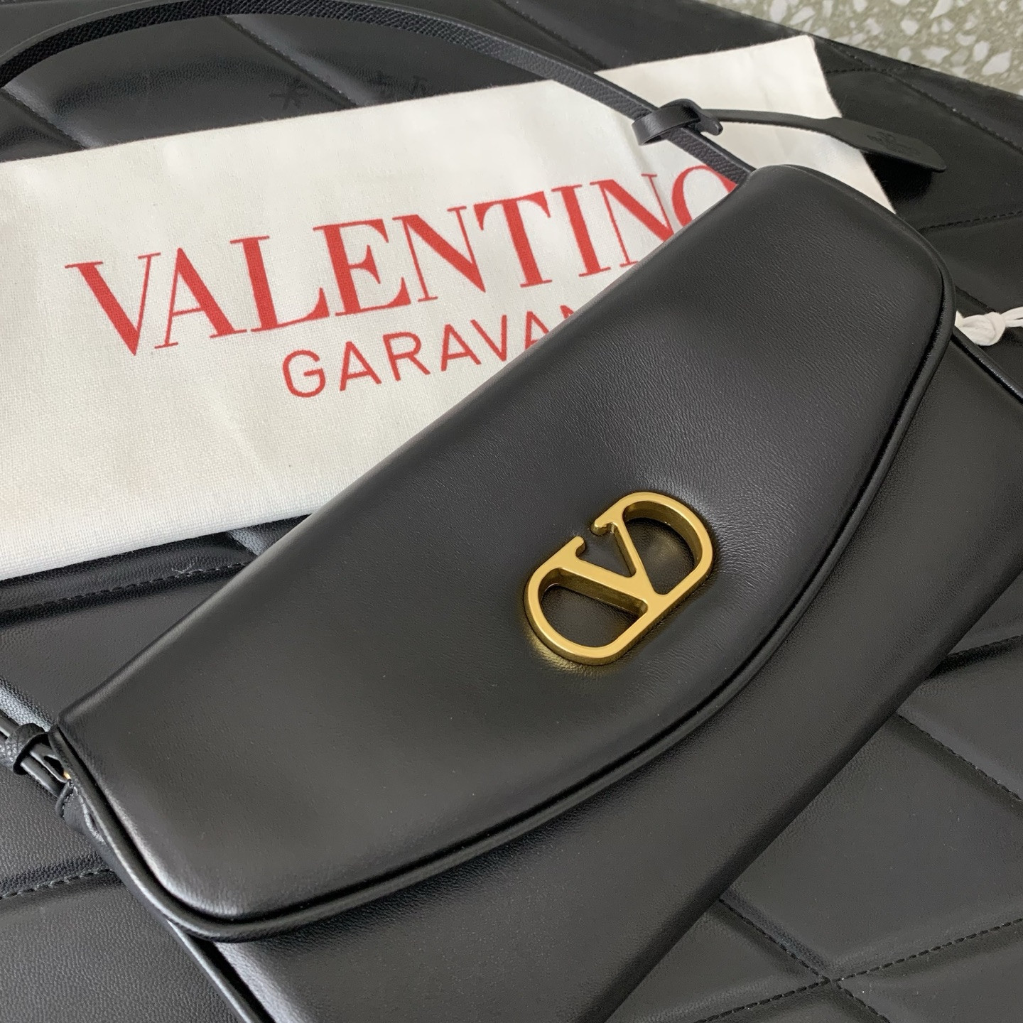 Va1e*ntin0 Garavani Devain Small Nappa Shoulder Bag 23.5x12x3cm