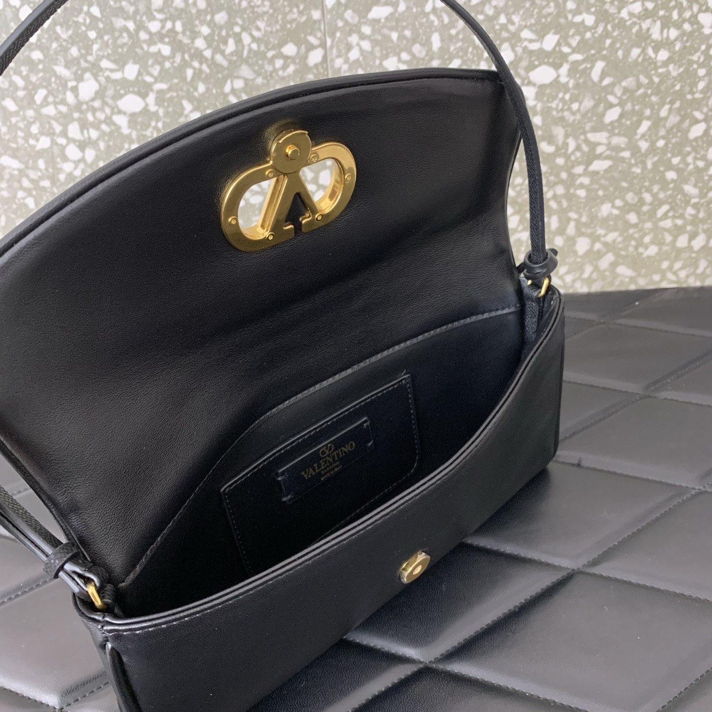 Va1e*ntin0 Garavani Devain Small Nappa Shoulder Bag 23.5x12x3cm