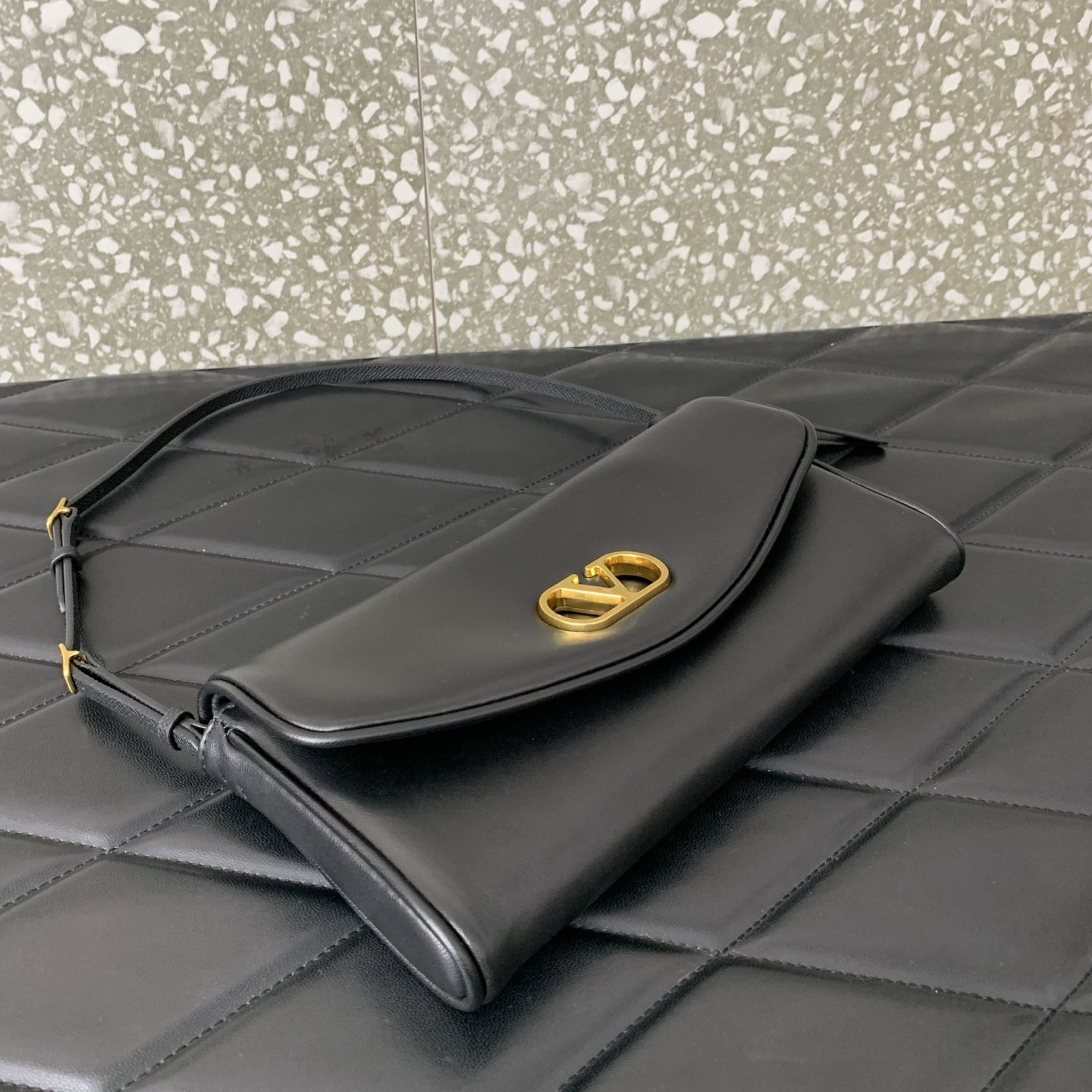 Va1e*ntin0 Garavani Devain Small Nappa Shoulder Bag 23.5x12x3cm