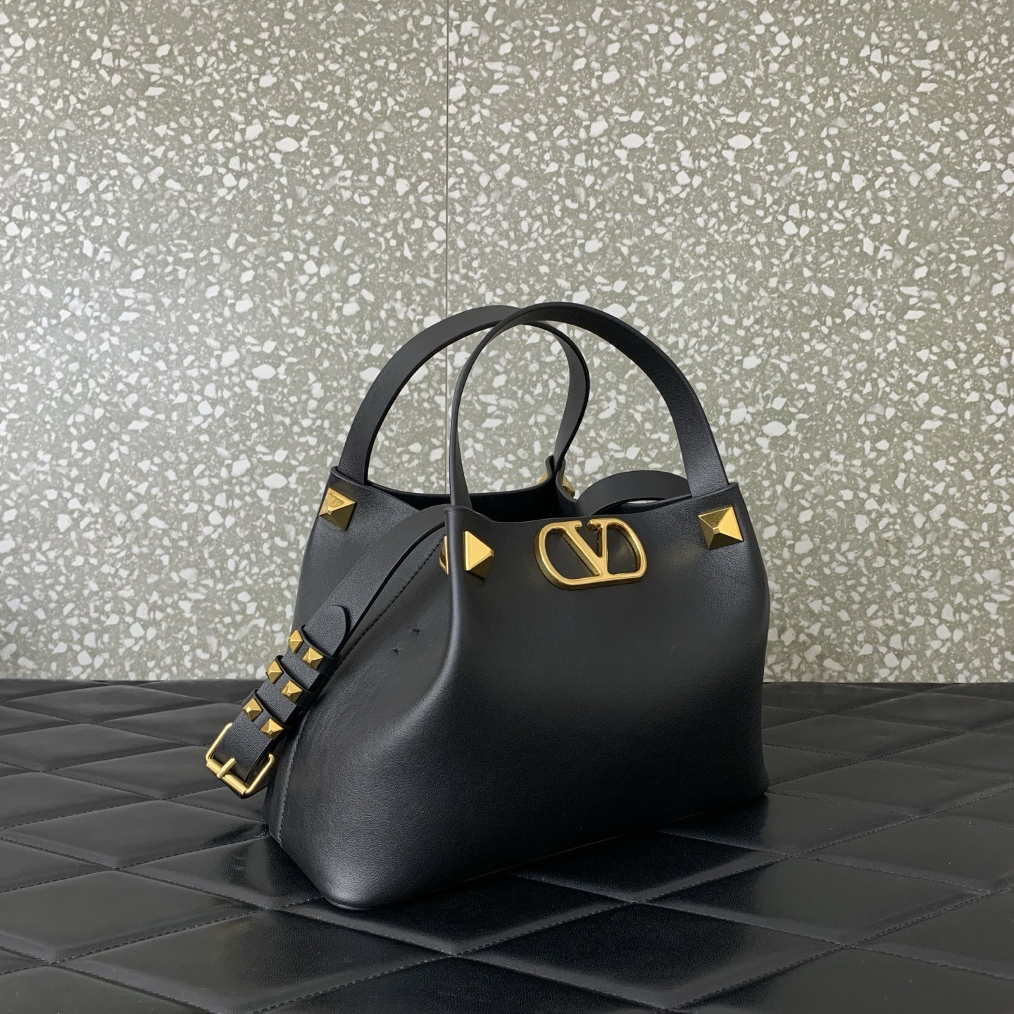 Va1e*ntin0 Garavani Small Soft Leather Shopping Bag 25x15x17.5cm