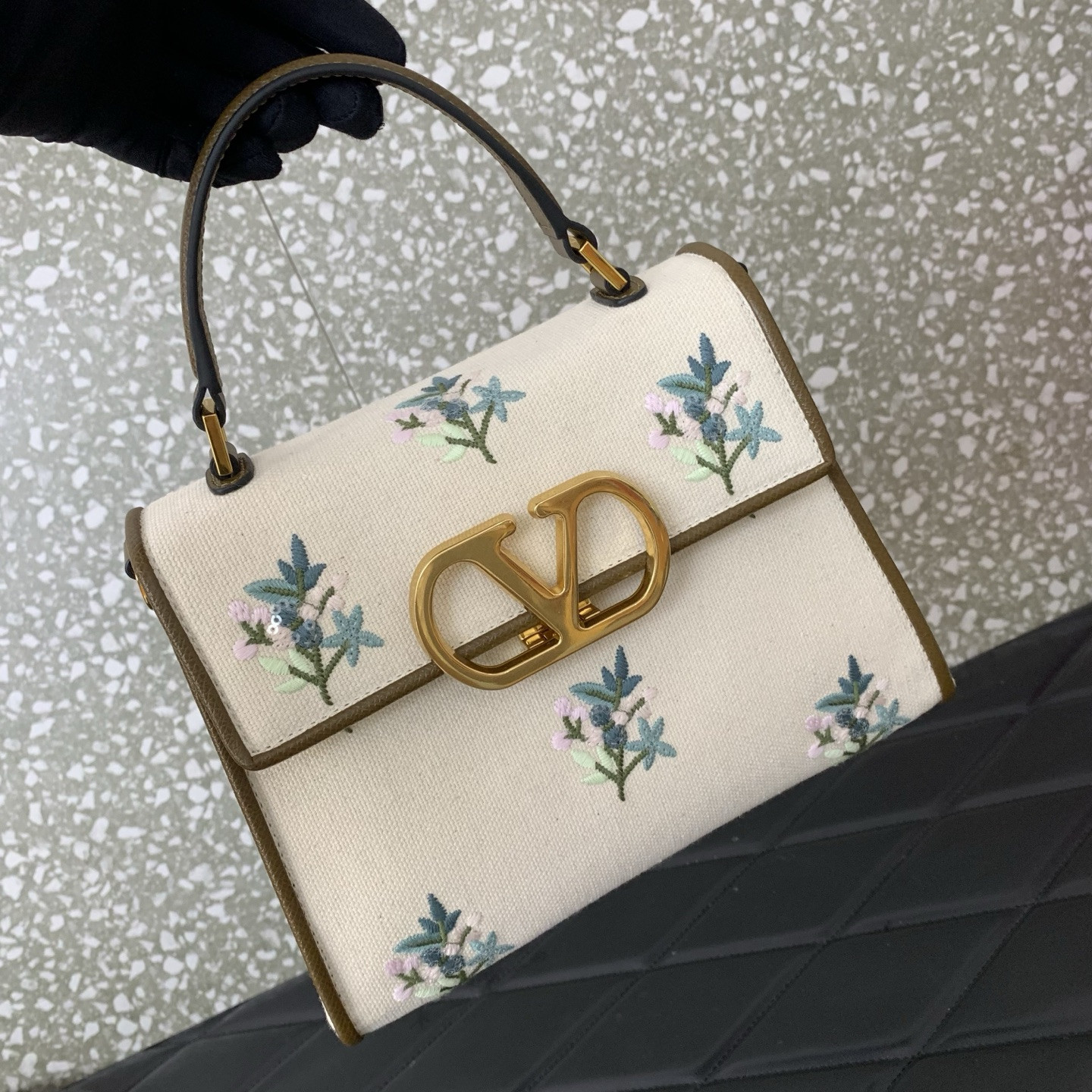 Va1e*ntin0 Garavani Vsling Small Handbag 22x17x9cm