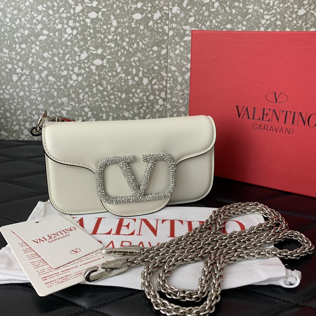 Va1e*ntin0 Garavani Locò Shoulder Bag 20x11x5cm