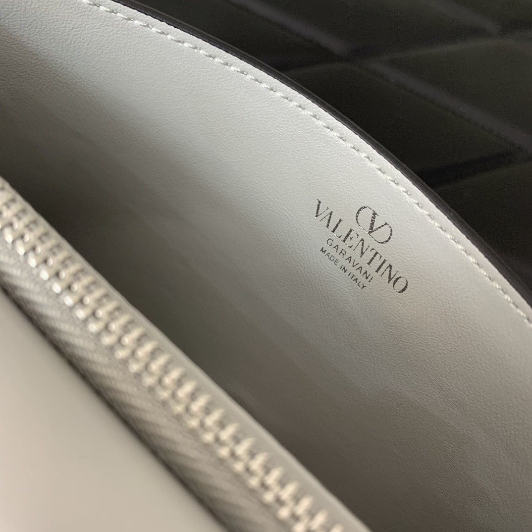 Va1e*ntin0 VLogo Signature Wallet With Chain Bag 19x11x4cm