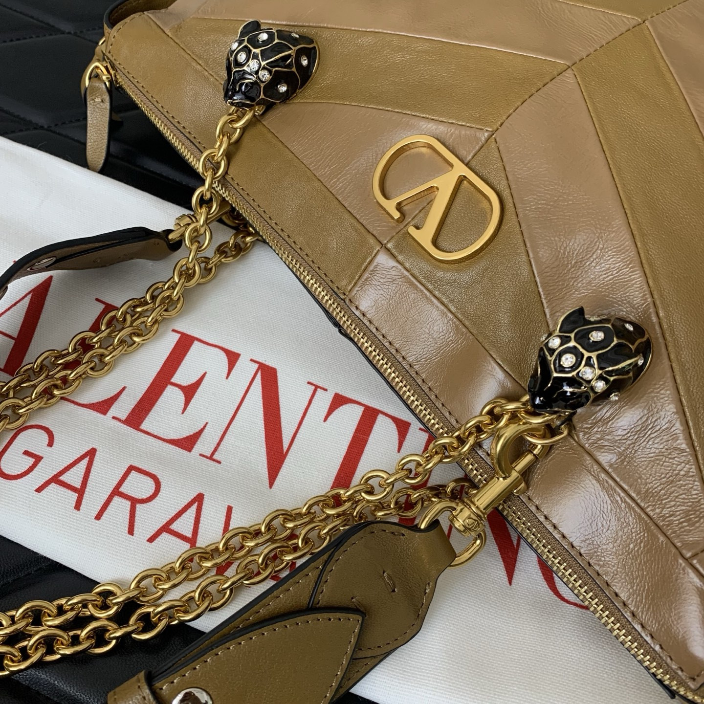 Va1e*ntin0 Garavani Panthea Shoulder Bag 33x19.5x9cm