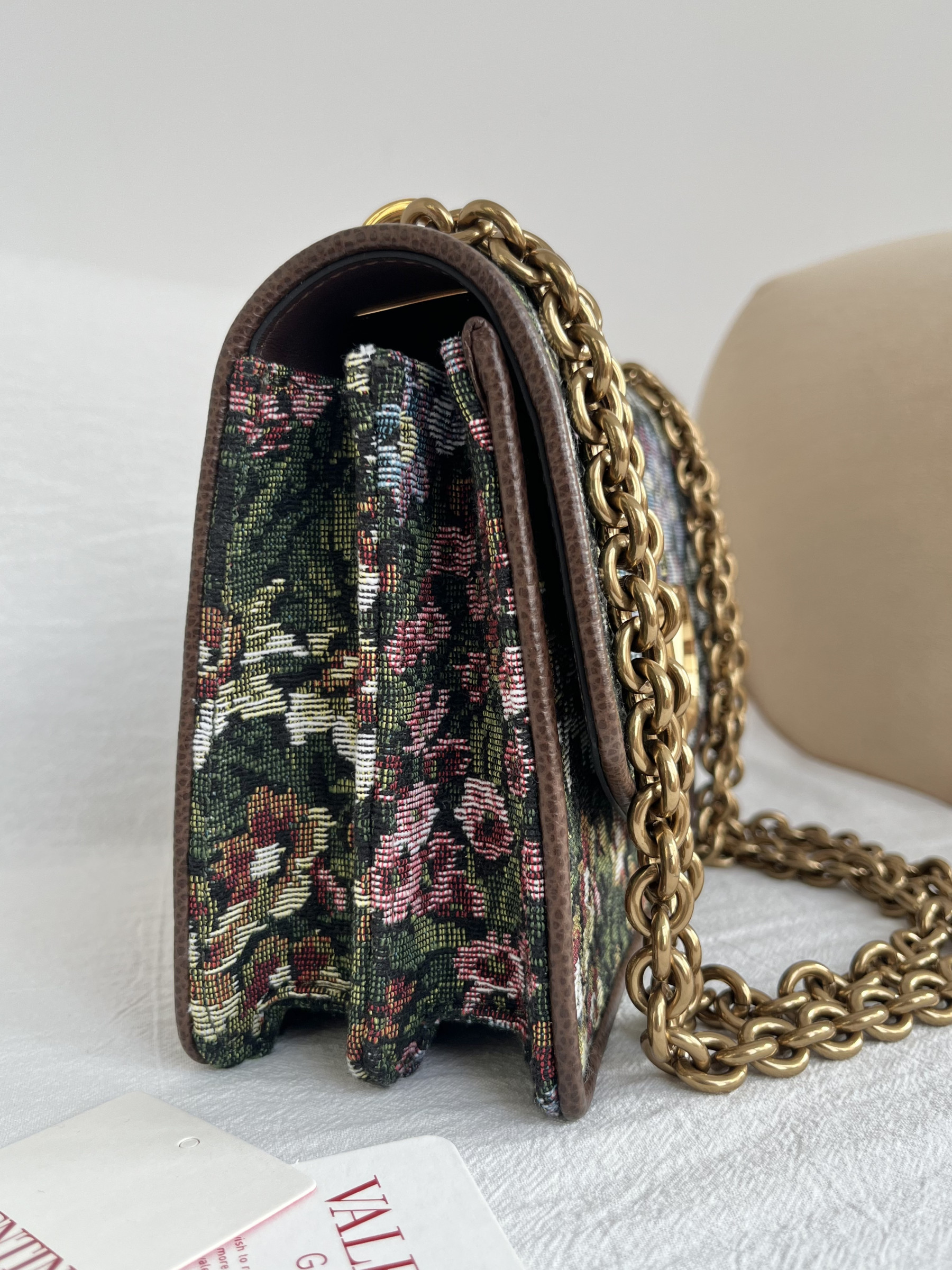 Va1e*ntin0 Garavani Vain Embroidered Shoulder Bag 24x16x8cm