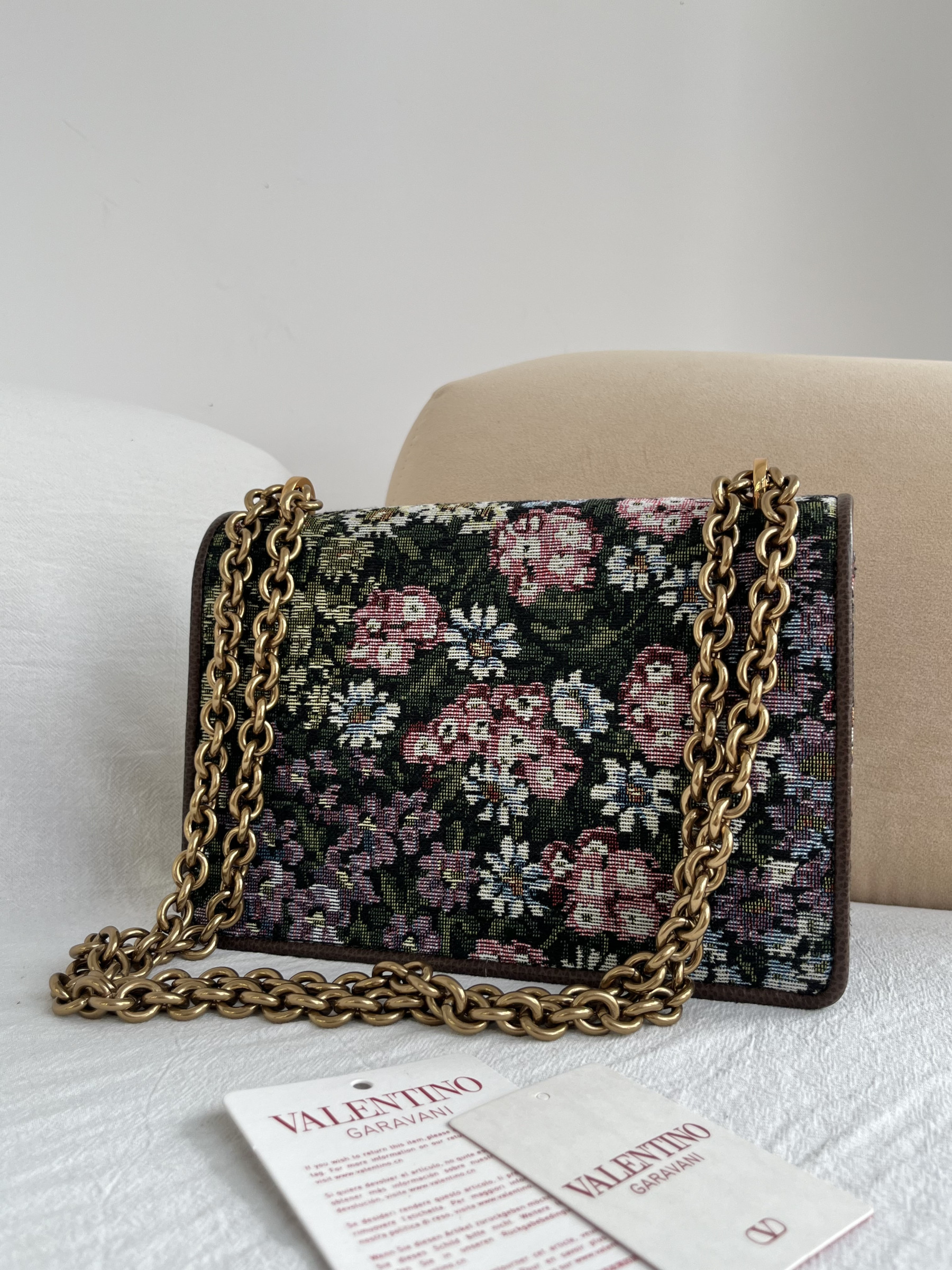 Va1e*ntin0 Garavani Vain Embroidered Shoulder Bag 24x16x8cm