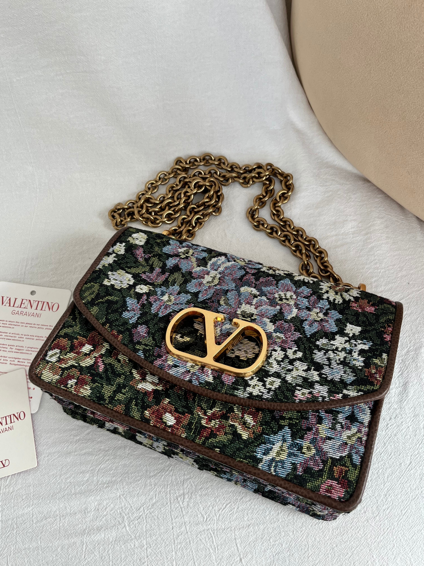 Va1e*ntin0 Garavani Vain Embroidered Shoulder Bag 24x16x8cm