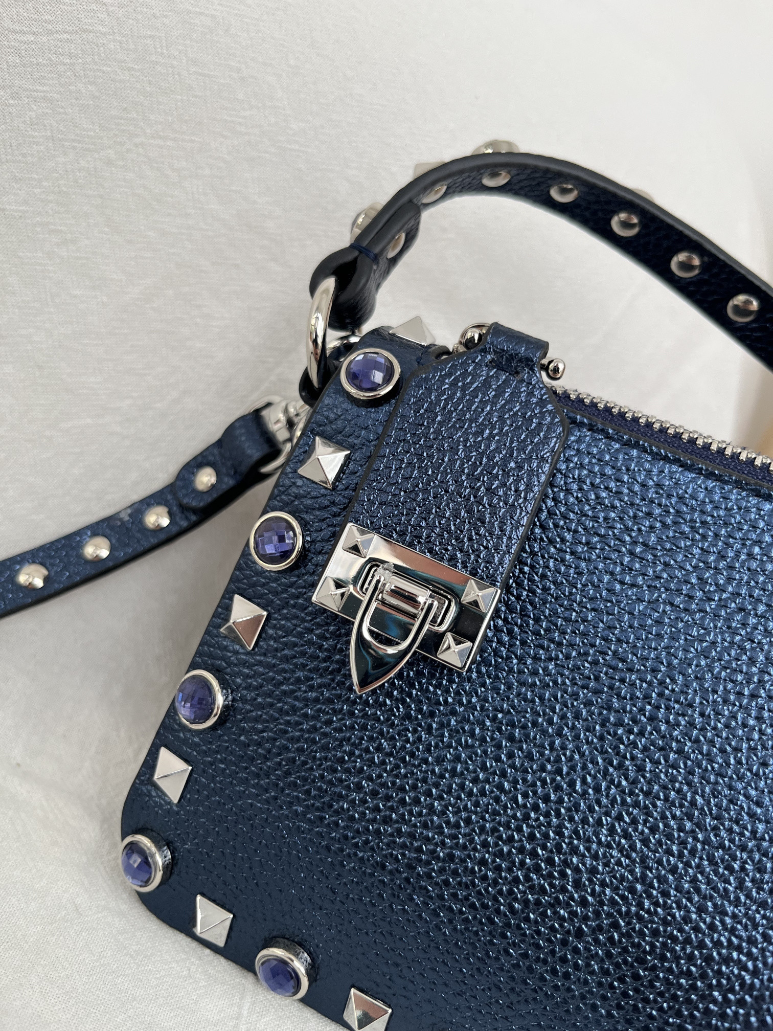 Va1e*ntin0 Garavani Rockstud Small Shoulder Bag 19x13x7cm