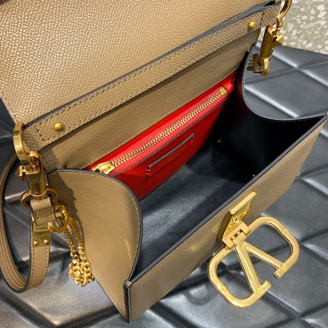 Va1e*ntin0 Garavani Rockstud Small Shoulder Bag 22x17x9cm