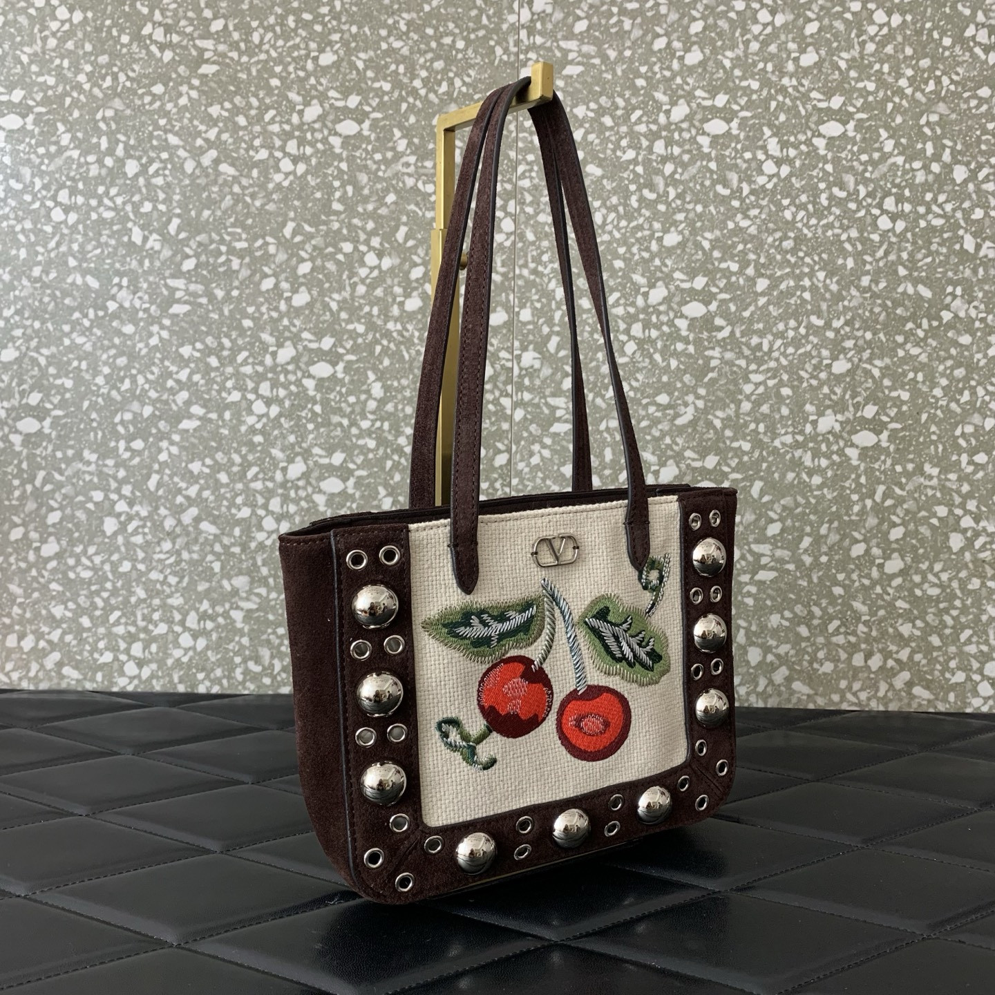 Va1e*ntin0 Garavani Nellcôte Mini Embroidered Shopping Bag 21x16x5cm