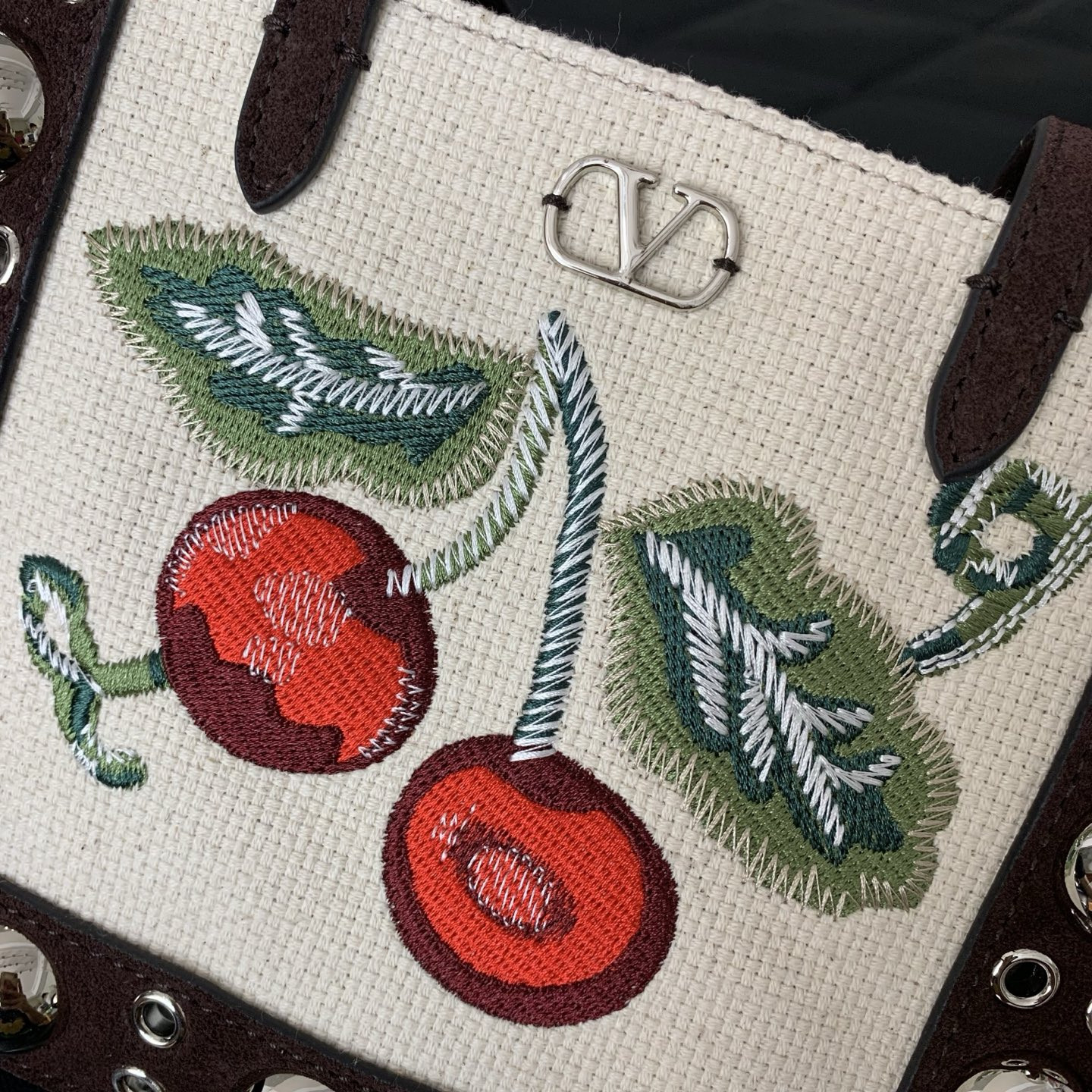 Va1e*ntin0 Garavani Nellcôte Mini Embroidered Shopping Bag 21x16x5cm