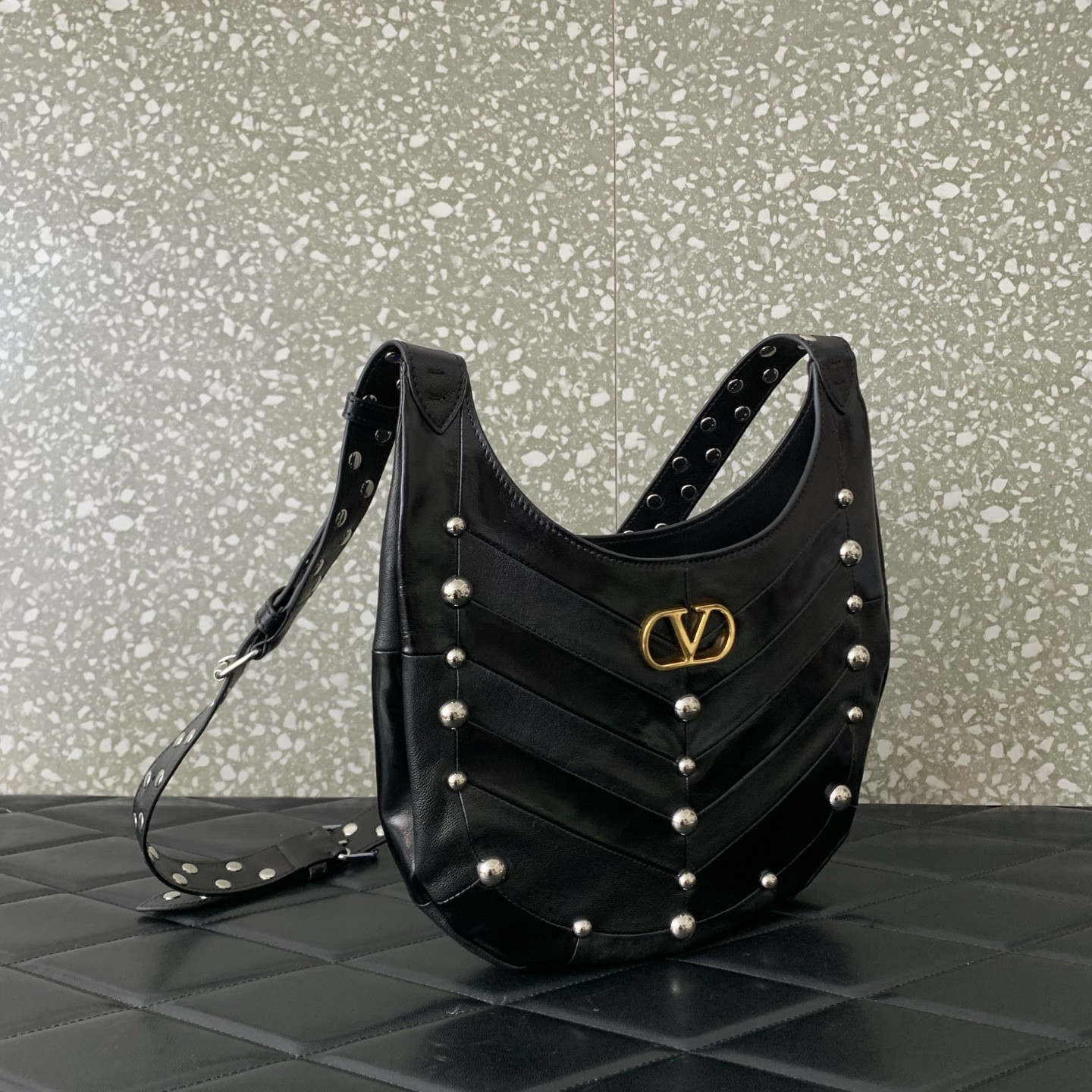 Va1e*ntin0 Garavani Hoboho Small Hobo Bag 28x21.5x3cm